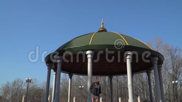 站在公园穹顶旁边的小女孩视频的预览图