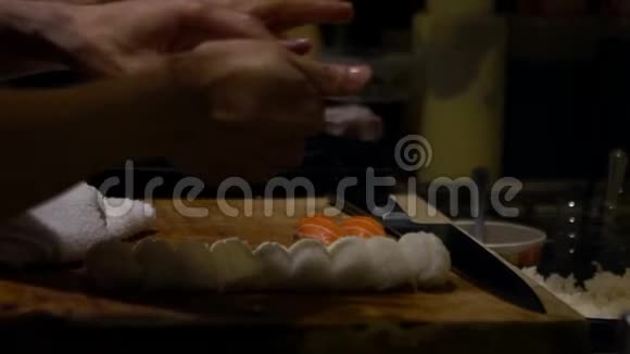 亚洲切夫在日本厨房准备生鱼片做寿司视频的预览图