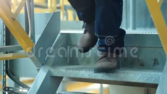 工人在重工业工厂行走的靴子特写视频的预览图