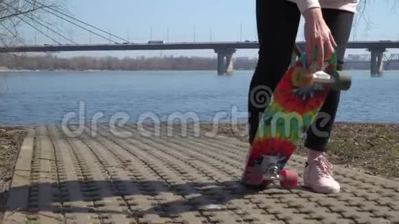 有滑板的时尚女孩在河边视频的预览图