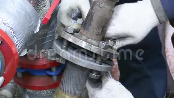 技术人员做水泵维修工程与水泵的管道连接用螺栓和螺母锁紧关闭视频的预览图