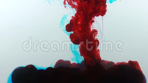 血红漆在水中慢慢溶解化学反应抽象视频的预览图