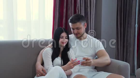 家庭休闲交流情侣搂抱自拍视频的预览图