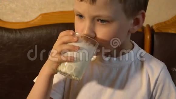 孩子喝牛奶鸡尾酒视频的预览图