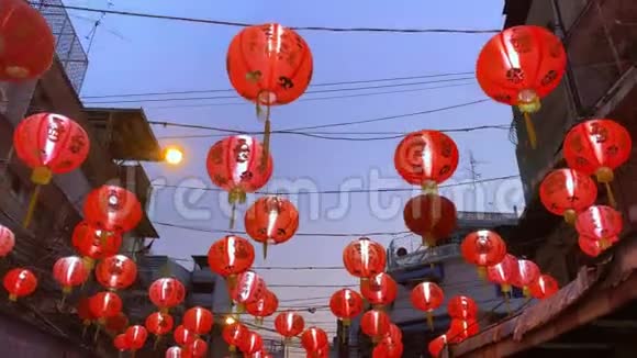 装饰着中国传统红灯笼的亚洲城市街道视频的预览图