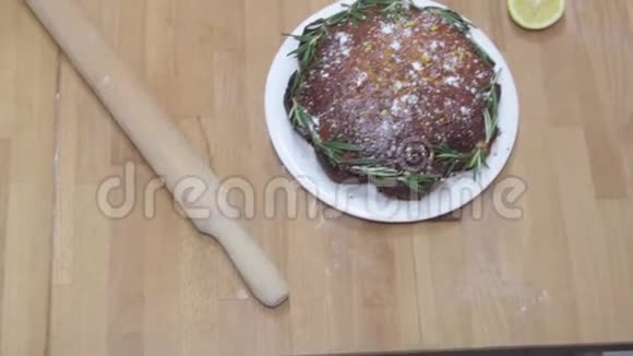 顶部视图一个蛋糕与擀面杖在木材背景半柠檬滑块镜头视频的预览图