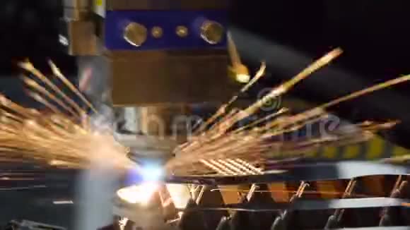 机器激光切割出一块铁火花四溅机械作业视频的预览图