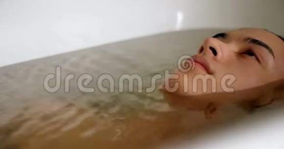 男子洗澡浴室4k视频的预览图