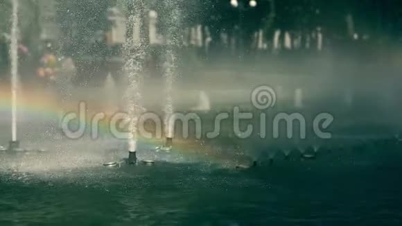 公园里的彩虹在飞溅视频的预览图