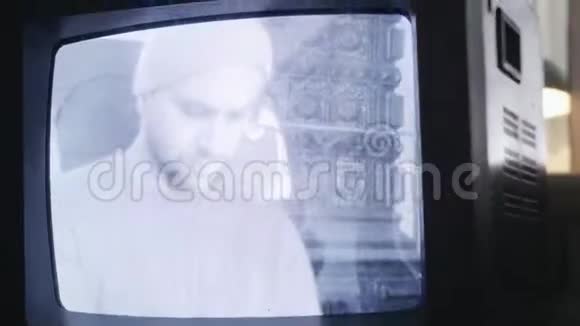 黑白视频显示坐着的男人和女人站在他身后视频的预览图