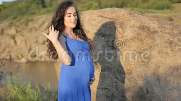 美丽的孕妇抚摸她的腹部女人摸她的肚子视频的预览图