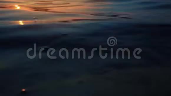 日落于水面傍晚的海滩视频的预览图