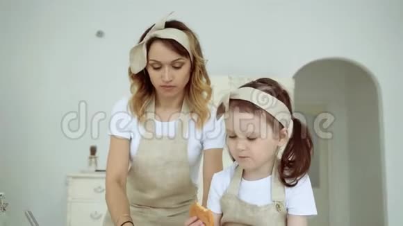 一个小女孩正在吃新鲜的饼干一个幸福的家庭视频的预览图