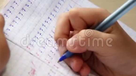 一个男孩在算术学习中第一位的加速镜头视频的预览图