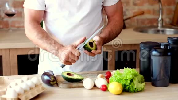男人剥皮鳄梨厨房视频的预览图