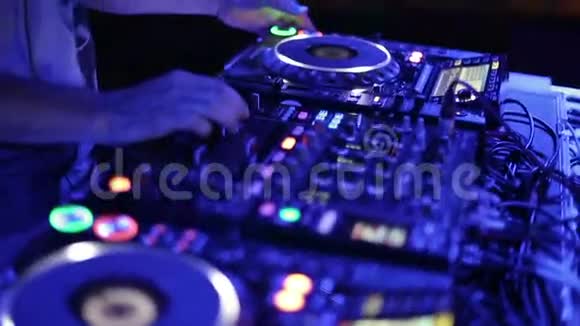 俱乐部的DJ混音机视频的预览图