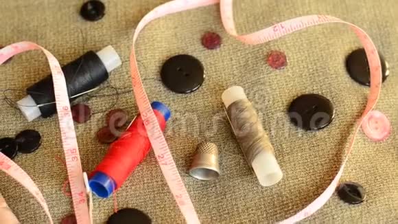 缝纫配件针线钮扣顶针和卷尺视频的预览图
