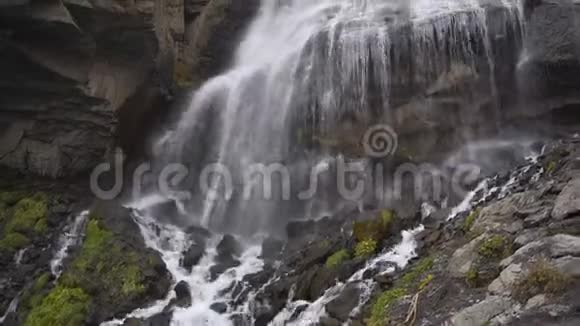 俄罗斯高加索山脉瀑布的风景视频的预览图