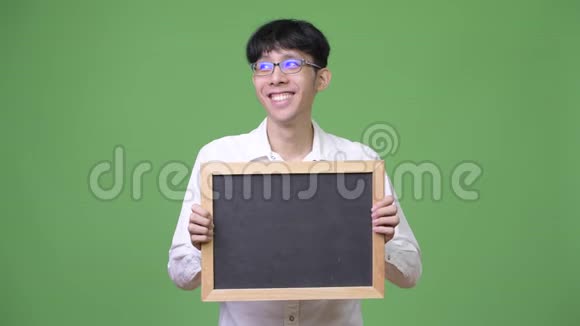 年轻的亚洲商人拿着黑板思考视频的预览图