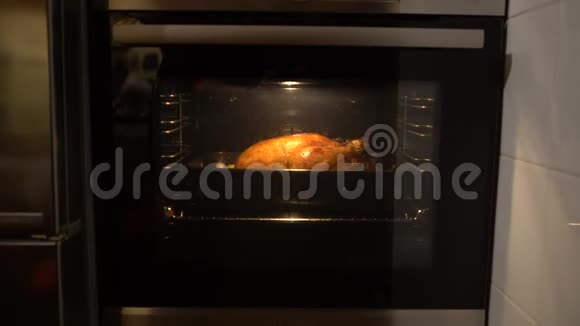 4K感恩节准备美味可口的土耳其烤箱烹饪视频的预览图