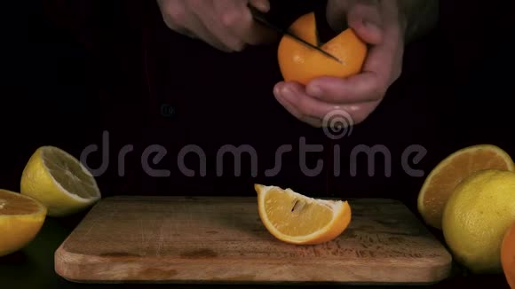 男人切了一整个橘子视频的预览图