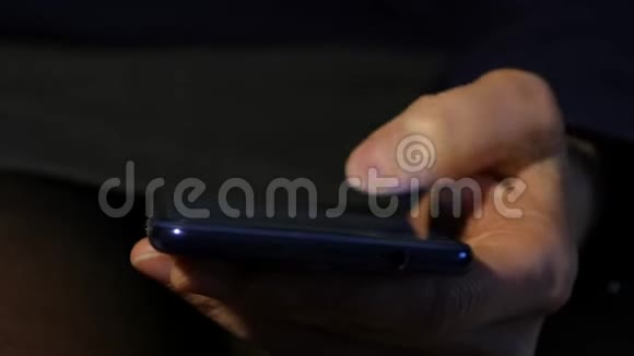 女人手指在智能手机的触摸屏上女孩上网购物4K视频的预览图