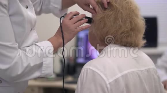 护士检查成年妇女的耳朵视频的预览图