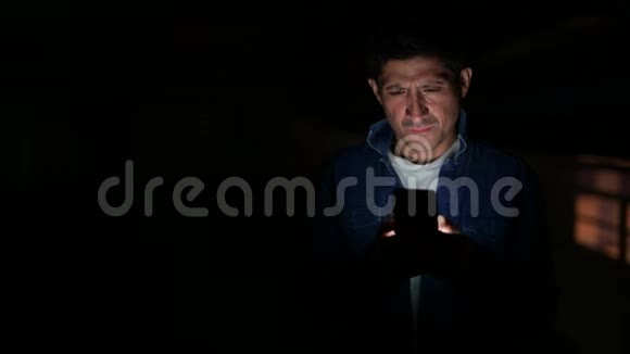 一个可疑的西班牙男人在黑暗的停车场用电话思考视频的预览图