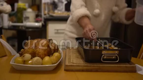 4K感恩节准备美味可口的土耳其烤箱烹饪视频的预览图