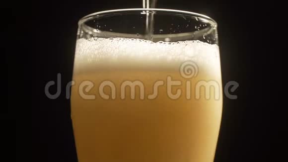 啤酒杯内气泡和泡沫的特写背景视频的预览图