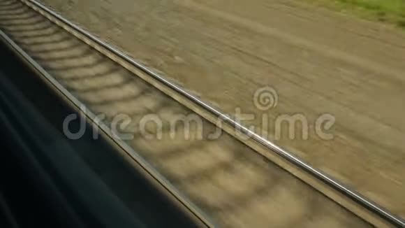 从快速列车上看铁轨视频的预览图