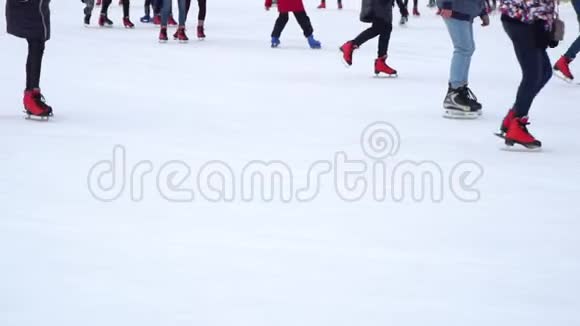 冬季人们在溜冰场滑冰的部分景色视频的预览图