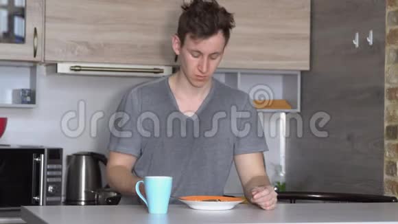帅哥在厨房的早餐桌上睡着了视频的预览图