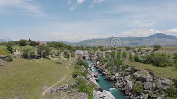 黑山绿松石干净清澈的河流cijevna附近的podgorica在尼亚加拉瀑布流经美丽的绿色岩石自然土地视频的预览图