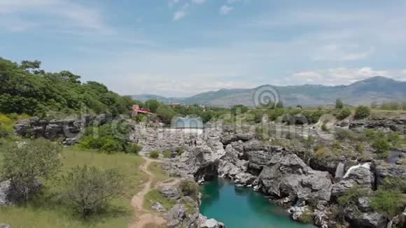 黑山绿松石干净清澈的河流cijevna附近的podgorica在尼亚加拉瀑布流经美丽的绿色岩石自然土地视频的预览图