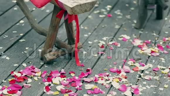 婚礼装饰木板上五颜六色的玫瑰花瓣视频的预览图