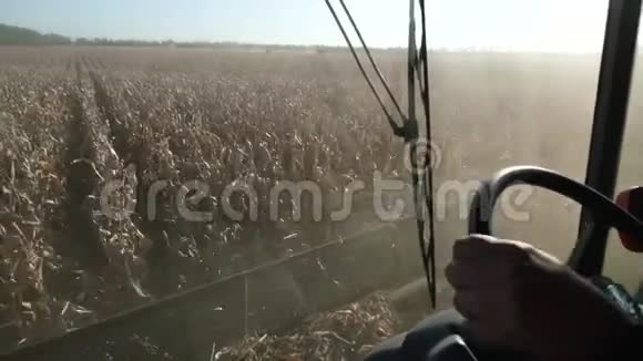 结合收割玉米从司机小屋看到视频的预览图
