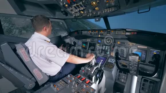 飞行员坐在飞行模拟器里把飞机转向左边4K视频的预览图
