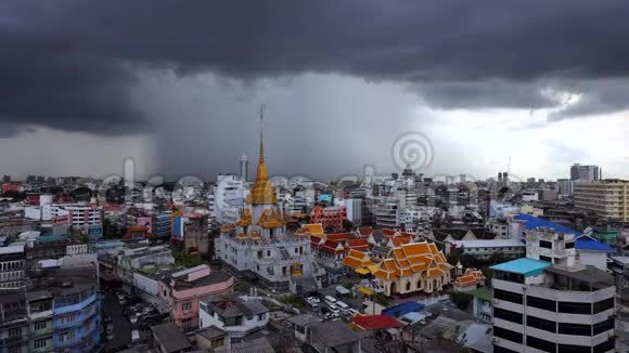 在多雨的赛森期间曼谷唐人街的WatTrimit寺庙上空发生风暴视频的预览图