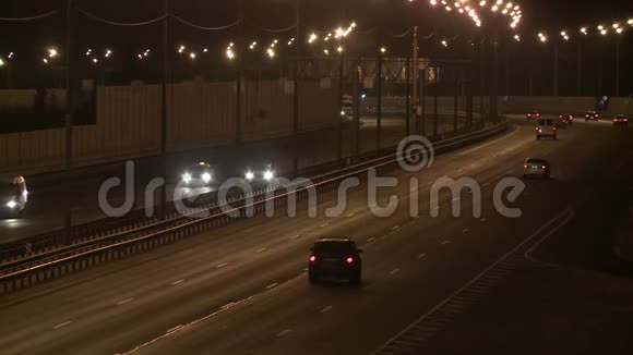 城市高速公路上全是晚上的汽车视频视频的预览图