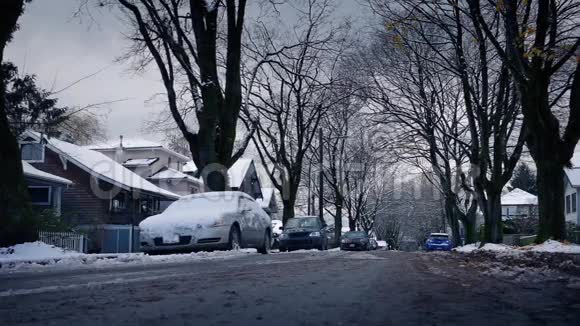 寒冷的冬天在城市里视频的预览图
