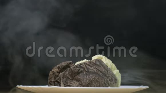 黑色和白色冷冻巧克力在冷或烟雾的盘子里向上4K复制空间视频的预览图