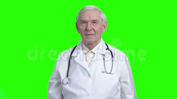 老医生戴上医疗面罩视频的预览图