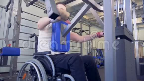 残疾人在训练器材上做力量练习视频的预览图