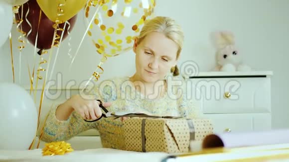 妈妈正在为她的孩子准备生日礼物用惊喜装饰盒子在孩子们卧室里视频的预览图