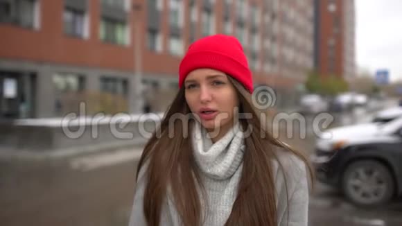 年轻的女性患病妇女在外面的街道上对着纸巾吹鼻涕打喷嚏医疗保健流感人们视频的预览图