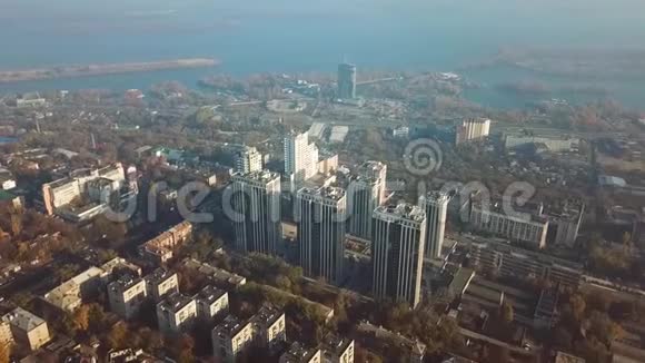 以乌克兰河为背景的Dnipro城华丽的空中拍摄视频的预览图