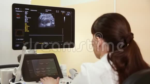 医生在门诊前的监护仪超声检查怀孕视频的预览图