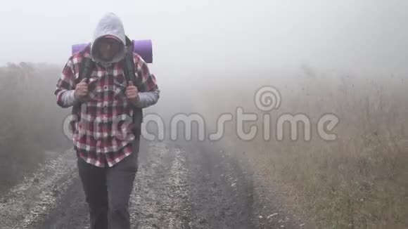 在雾中迷路的徒步旅行者视频的预览图