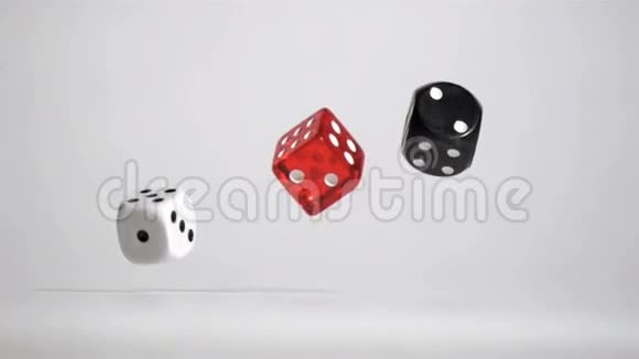 三个白色的红色黑色骰子在超级慢动作重新连接视频的预览图